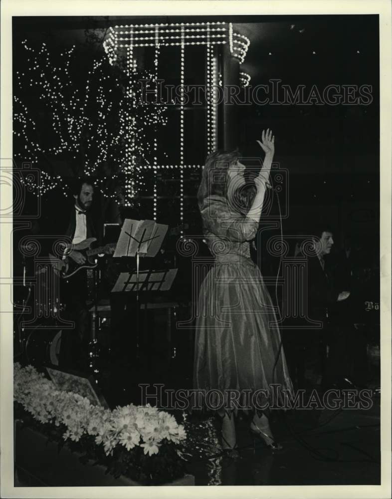 1984 Press Photo Singer Julie Budd performing at Snug Harbor Cultural Center - Historic Images