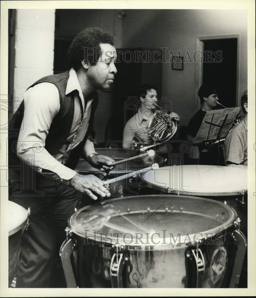 1984 Press Photo Wilson Moonman &amp; group of the Staten Island Symphony - Historic Images