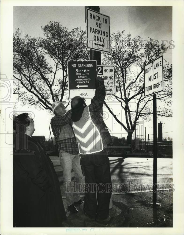 1980 Press Photo Workers remove &quot;No Standing&quot; sign on Central Avenue, St. George - Historic Images