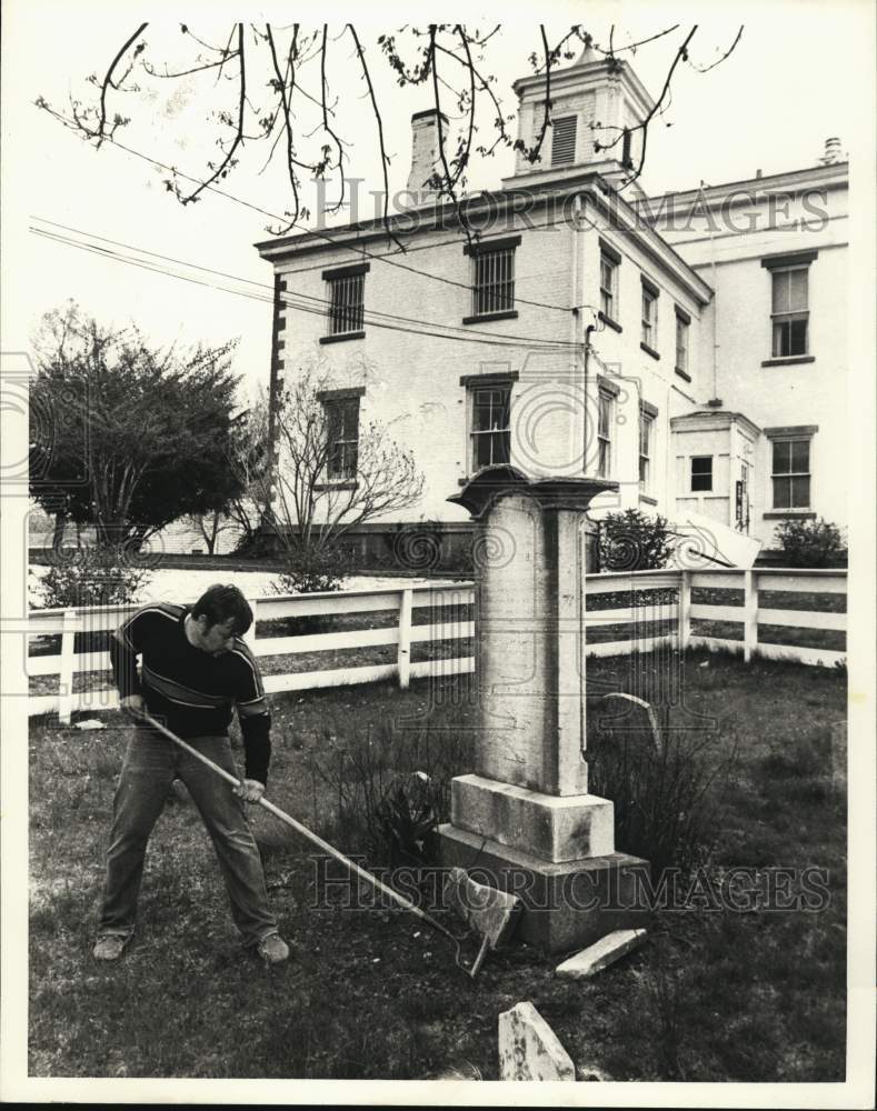 1980 Press Photo Man doing yard work at Richmondtown - Historic Images