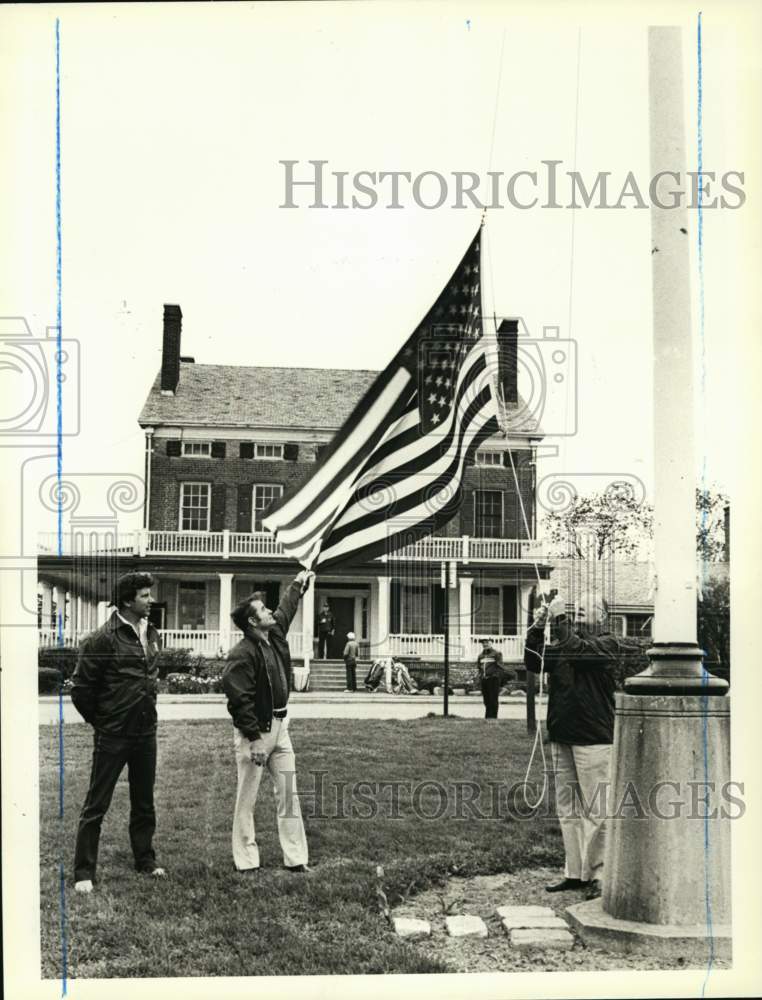 1985 Press Photo LaTourette Golf Course General Manager Joe DeRenzo &amp; group- Historic Images