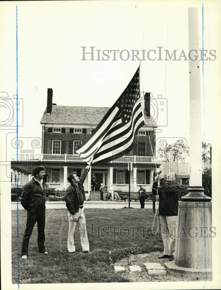1985 Press Photo LaTourette Golf Course General Manager Joe DeRenzo & group- Historic Images