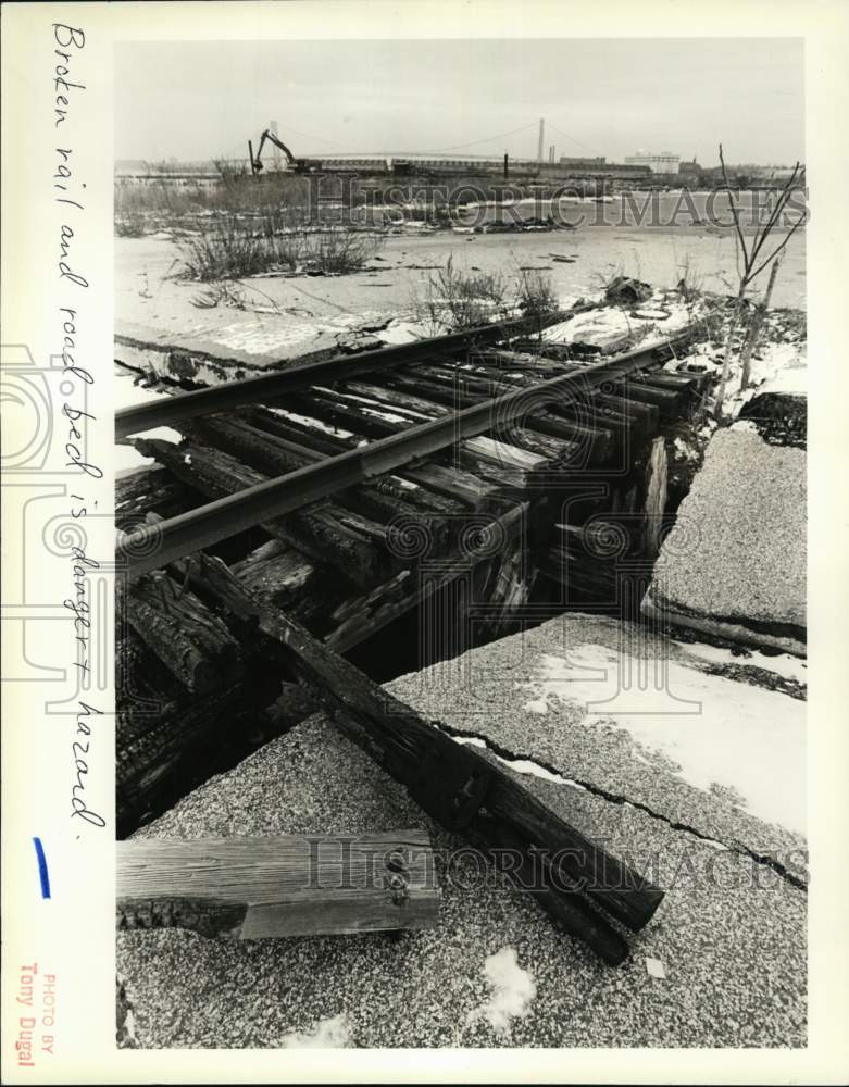 1984 Press Photo Broken railroad bed along Stapleton waterfront - sia09508 - Historic Images