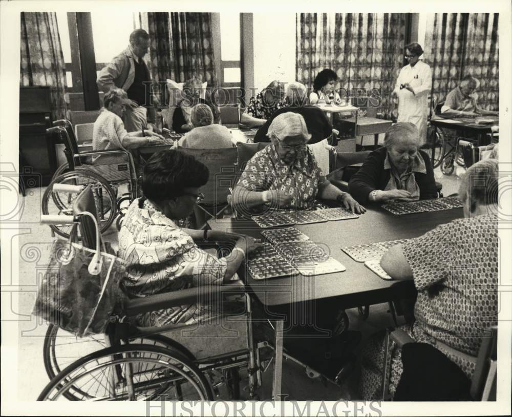 1980 Press Photo Sea View Hospital and Home residents playing bingo - sia09643- Historic Images