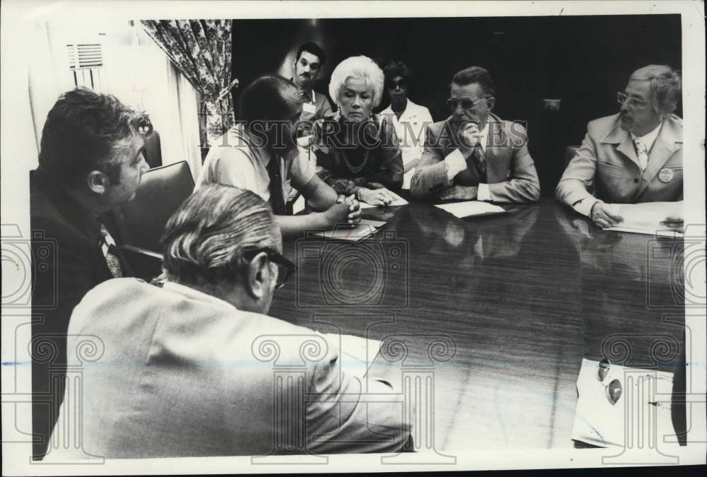 1975 Press Photo Health & Hospitals Corp. President John L.S. Holloman & group - Historic Images