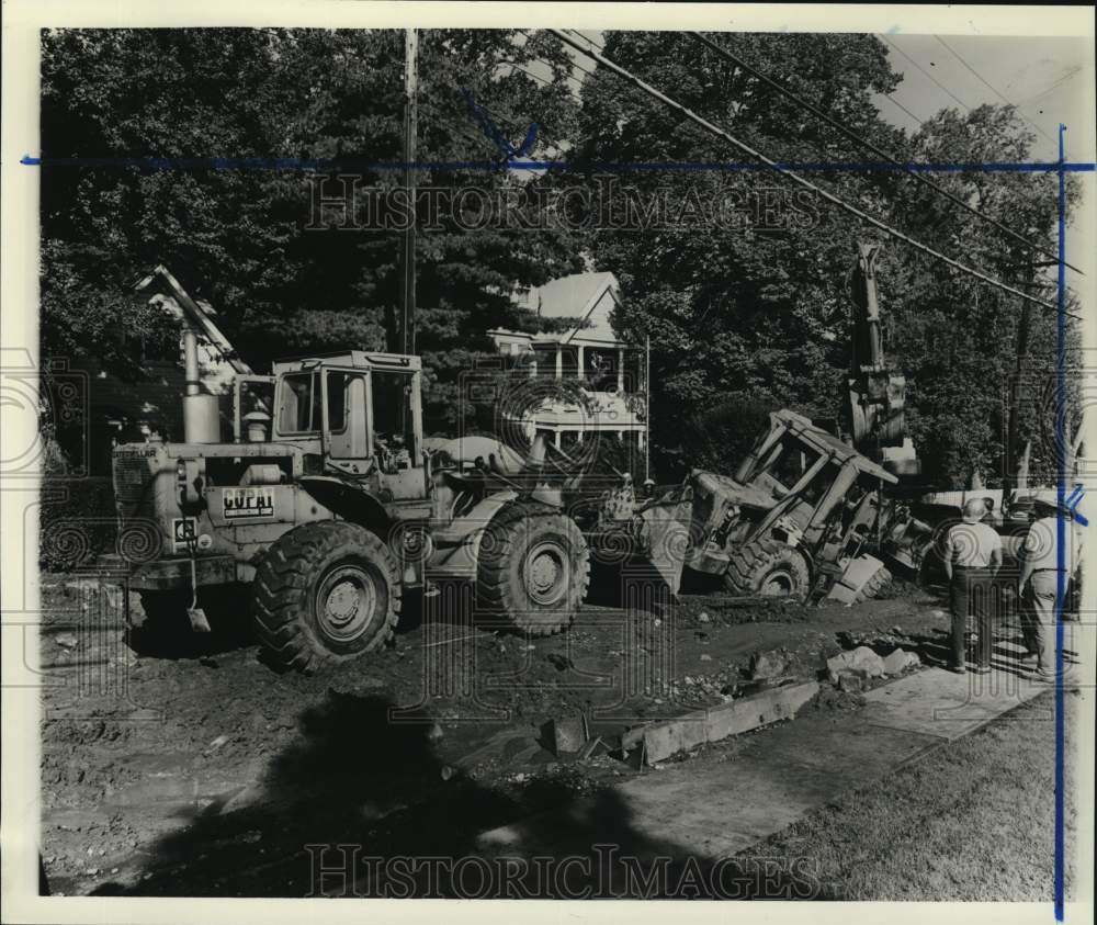 1981 Press Photo Bulldozer stuck in the Manor Road cave in - sia09877 - Historic Images