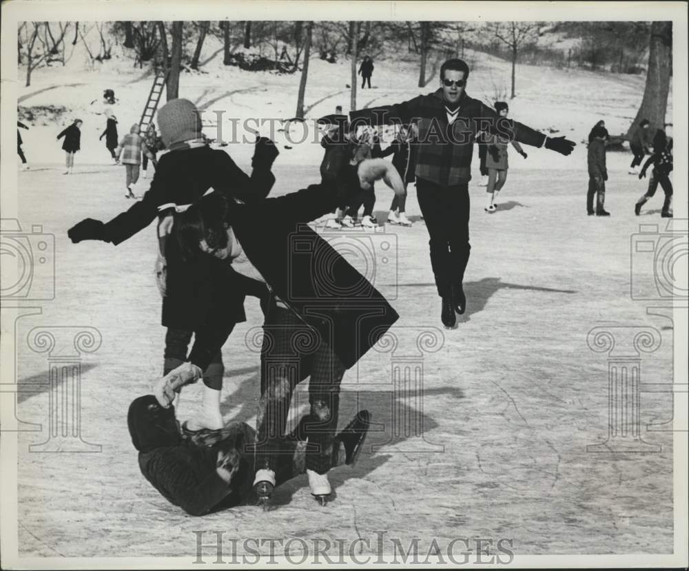 1969 Press Photo Ice skaters skating on Clove Lake - sia10951- Historic Images