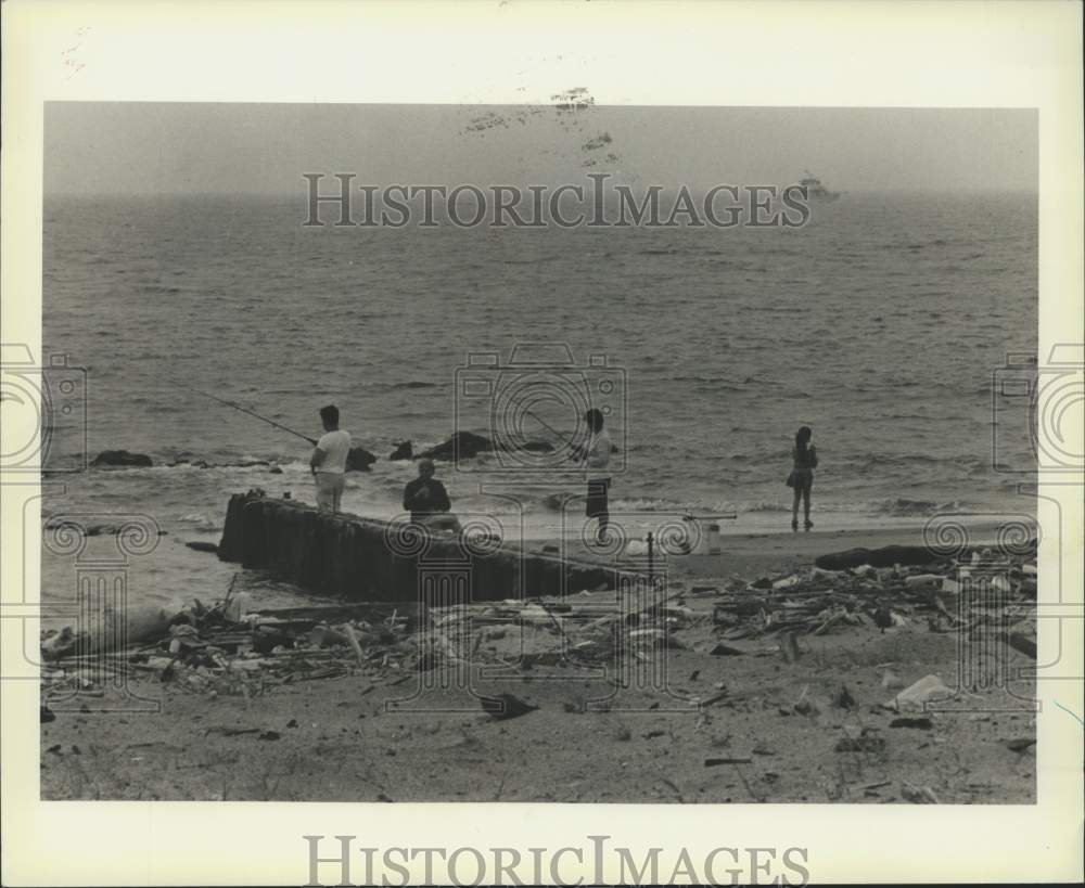 1986 Press Photo Fishermen fishing from the beach - sia10994- Historic Images