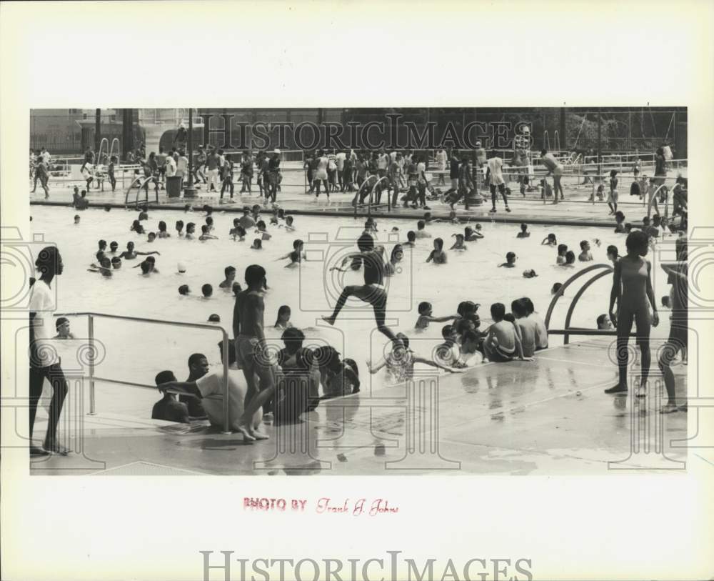 1988 Press Photo Crowd of swimmers at Lyons Pool, Staten Island - sia11510- Historic Images