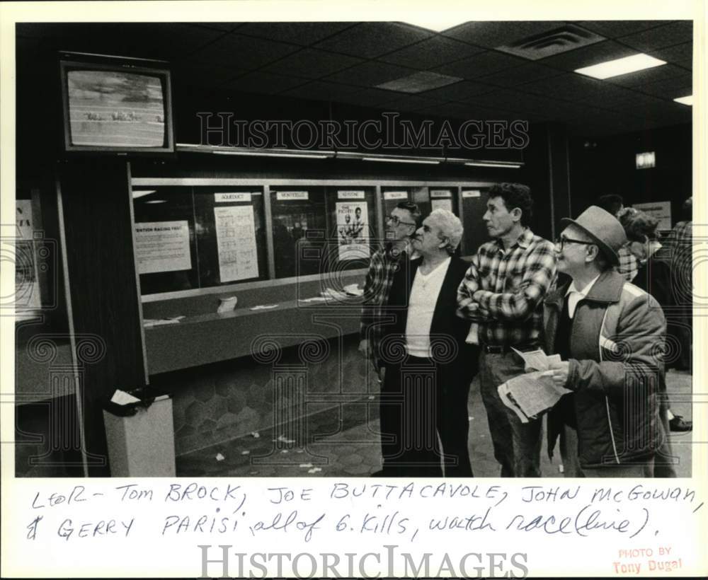 1985 Press Photo Betters Watch Race at Off Track Betting Parlor in Great Kills - Historic Images