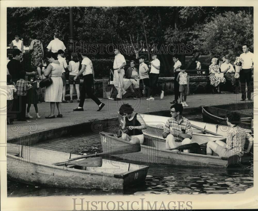 1966 Press Photo Boaters enjoying Clove Lakes Park - sia12197- Historic Images