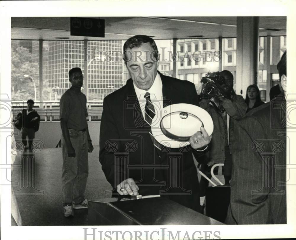 1991 Press Photo New York Governor Mario Cuomo at the Whitehall terminal- Historic Images