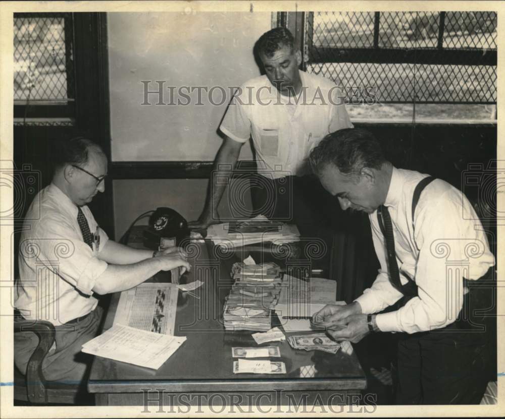 1957 Sergeant Henry Schmitt &amp; group counting the DeHart money-Historic Images