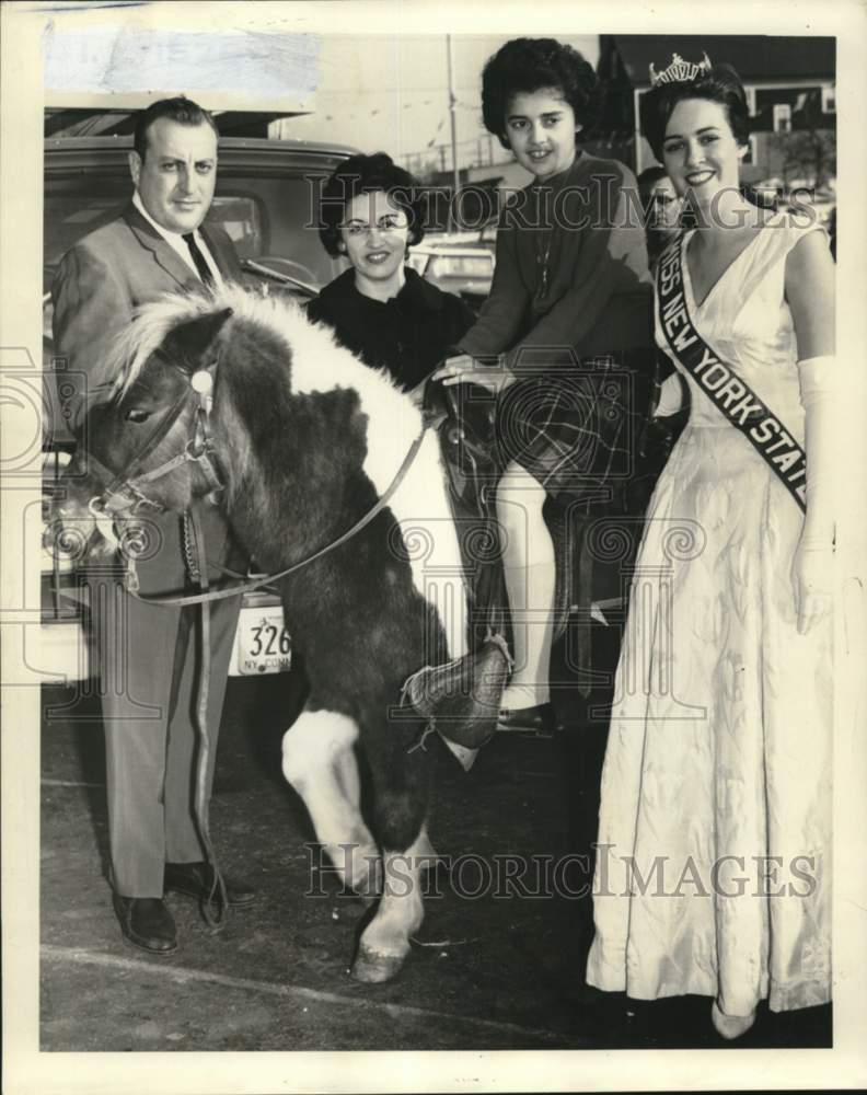 1963 Miss New York State Barbara Ann Gloede &amp; group-Historic Images