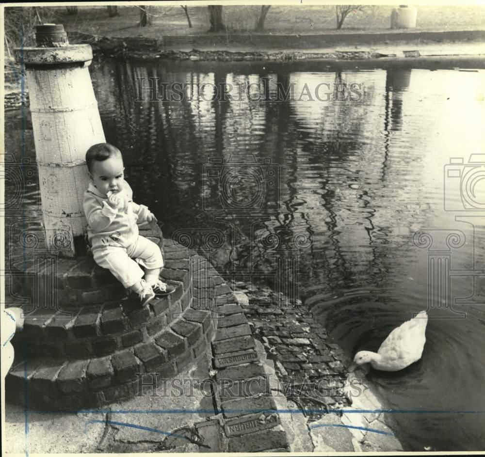 1979 Press Photo Baby Shares Cookie With a Duck at Snug Harbor Pond - sia17191 - Historic Images