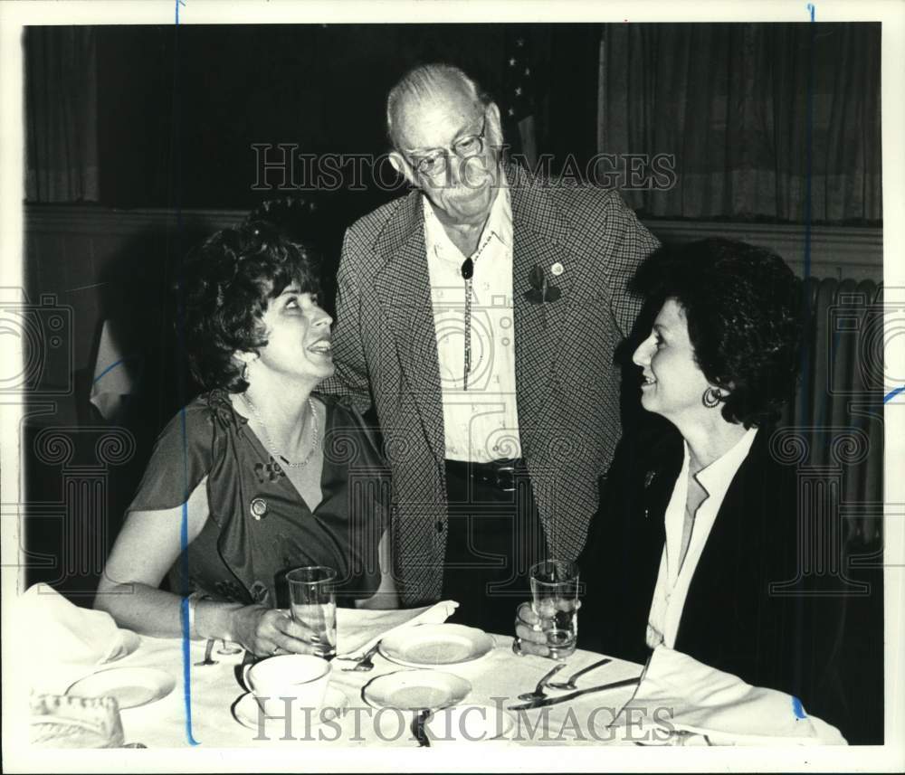 1980 Press Photo Robert W. Wood Jr. &amp; group at Great Kills Garden Club dinner- Historic Images