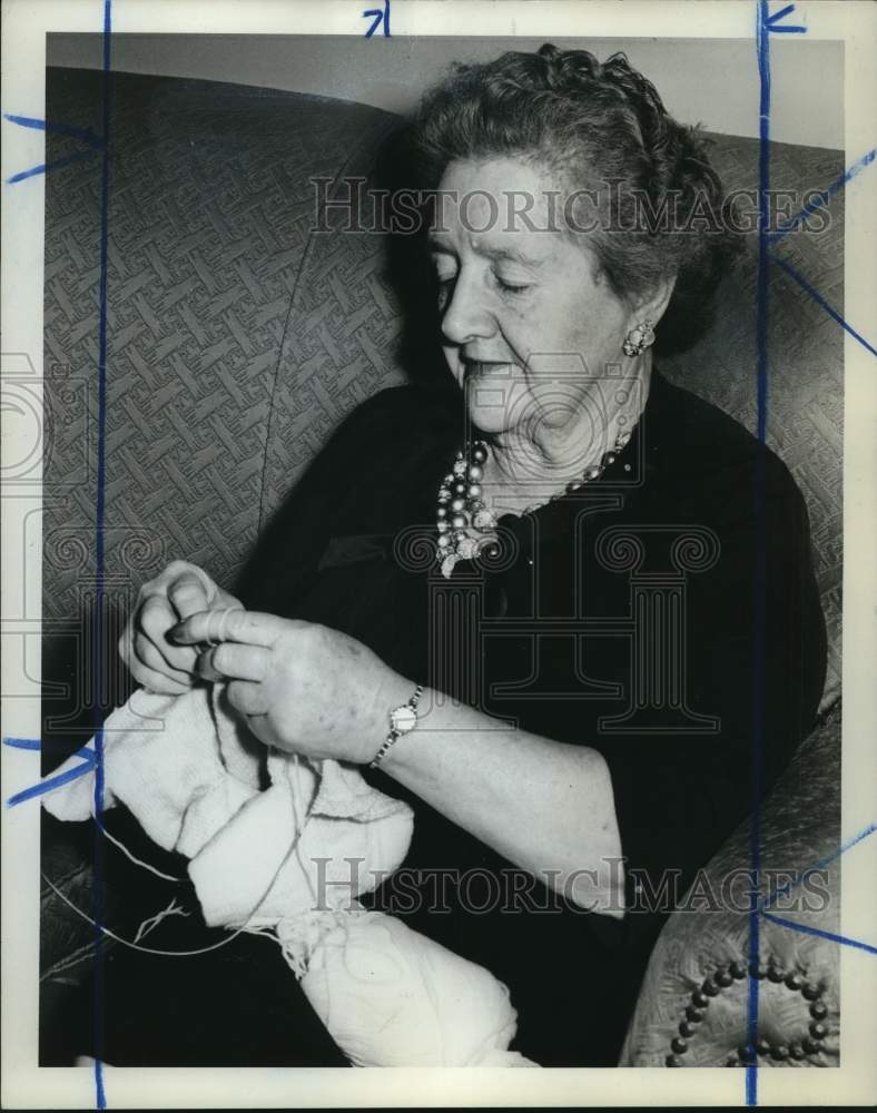1963 Press Photo Mrs. Lawrence W. Widdecombe knitting, New Brighton - sia19704 - Historic Images