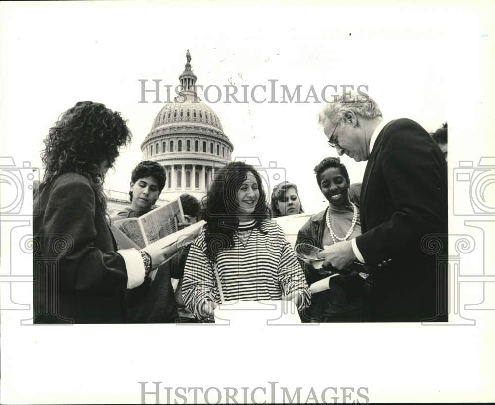 1989 Press Photo Representative Guy Molinari & group, Washington, D.C. - Historic Images