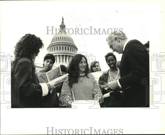 1989 Press Photo Representative Guy Molinari & group, Washington, D.C. - Historic Images