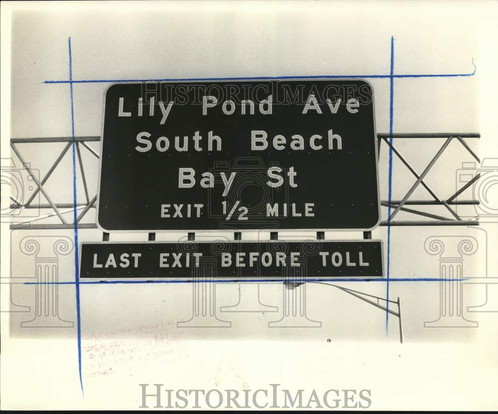 1964 Lily Pond Avenue, South Beach &amp; Bay Street highway exit sign-Historic Images