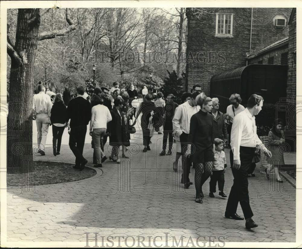 1968 Crowd enjoying the Staten Island Zoo-Historic Images