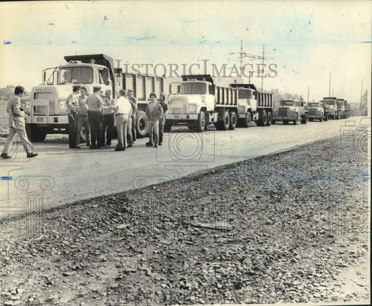 1975 Press Photo Protesting Teamsters Union truck drivers, South Avenue, Travis- Historic Images