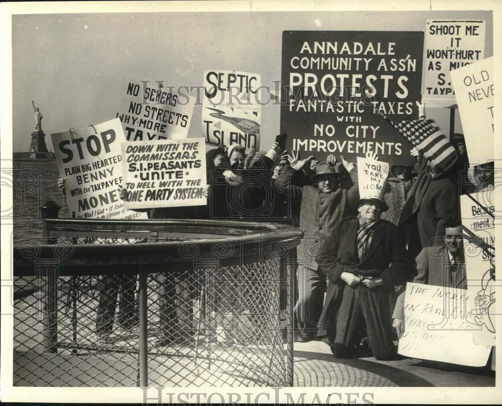 1960 Tax marchers on the Verrazano ferryboat-Historic Images