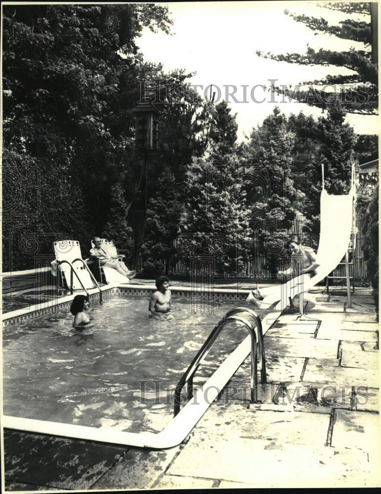1979 Press Photo A family enjoying a swimming pool - sia23037 - Historic Images