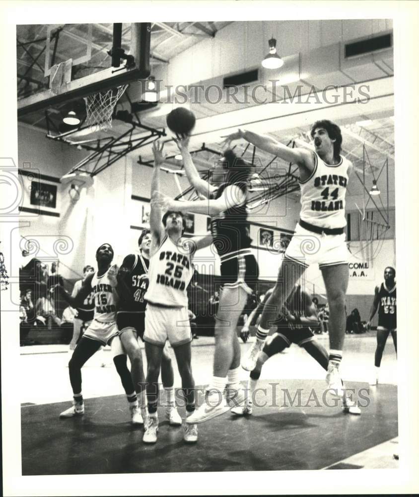 1985 Press Photo College of Staten Island Basketball game action - sia23323 - Historic Images