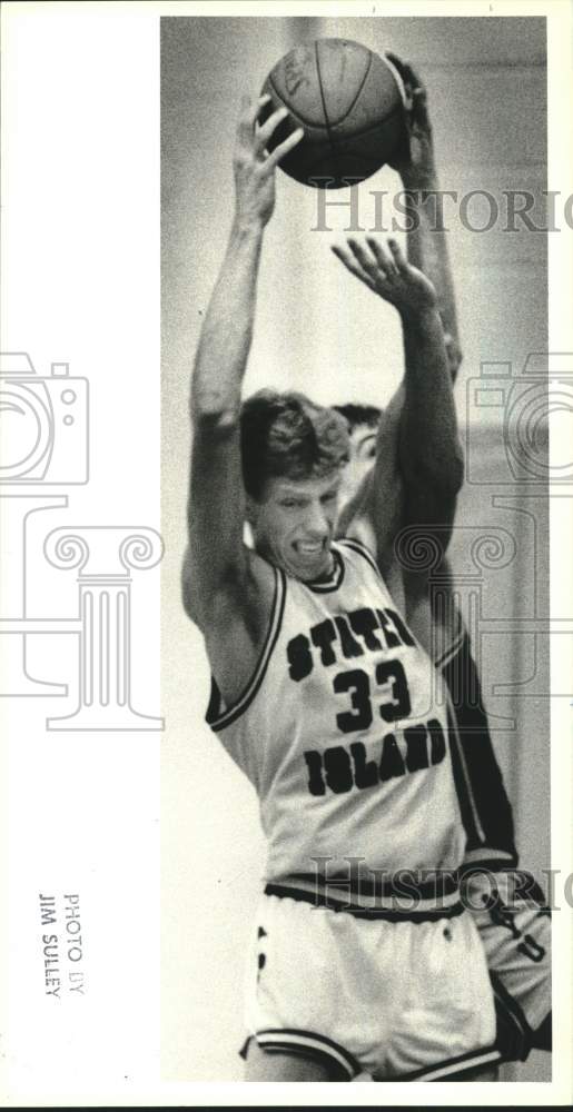 1987 Press Photo College of Staten Island Basketballer Rob Roesch Grabs Rebound - Historic Images