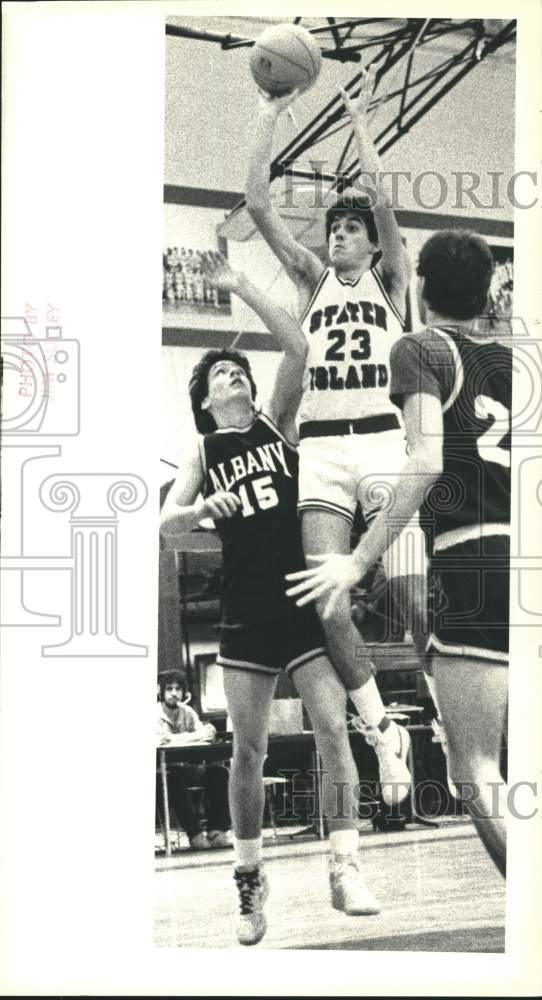 Press Photo College of Staten Island Basketballer #23 Shoots Versus Albany - Historic Images