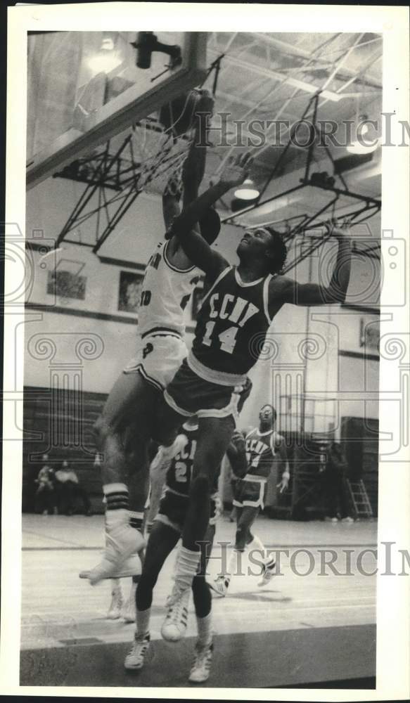 1983 Press Photo College of Staten Island Basketball player defending the goal- Historic Images