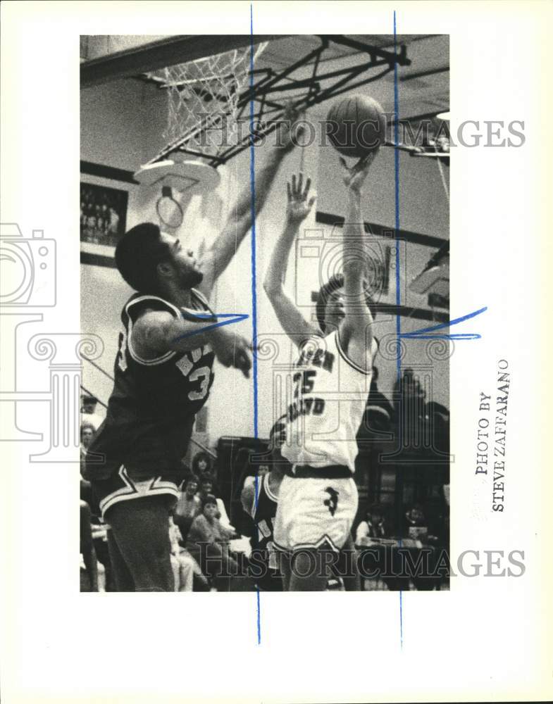 1984 Press Photo College of Staten Island Basketball Game Action - sia23471- Historic Images