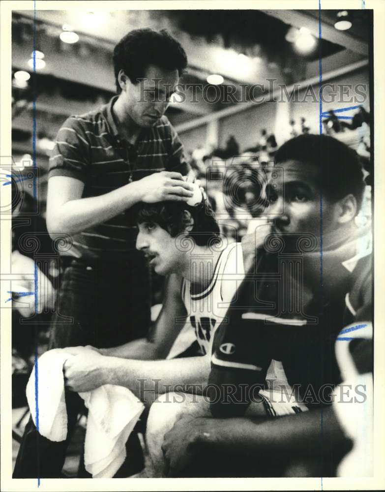 1984 Press Photo College of Staten Island Basketball Player&#39;s Injury Tended To - Historic Images
