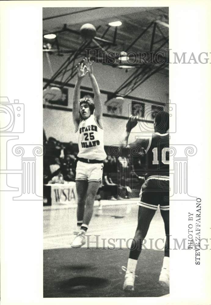 1984 Press Photo College of Staten Island Basketball Player #25 Shoots Ball- Historic Images