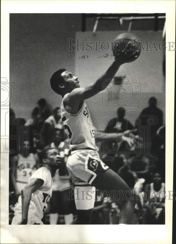 1985 Press Photo College of Staten Island Basketball Player Goes in for Layup - Historic Images