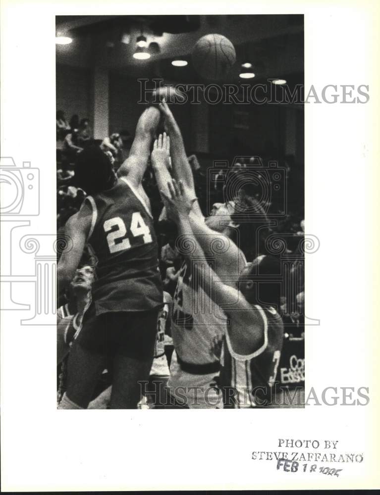 1985 Press Photo College of Staten Island Basketball Player #14 Blocks Ball- Historic Images