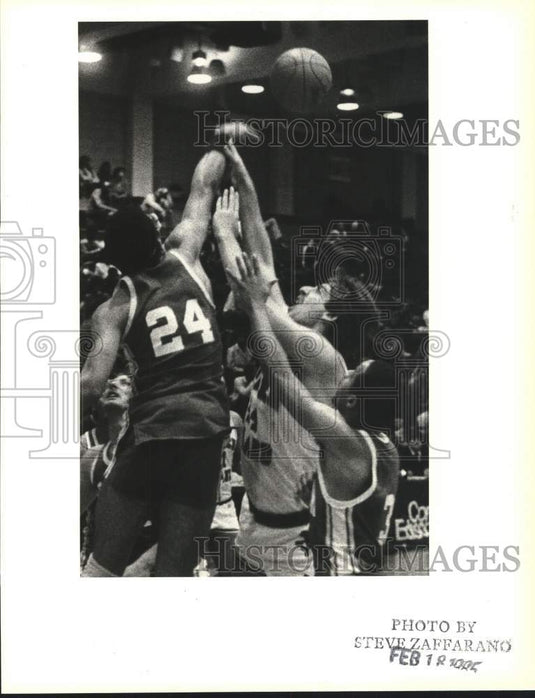 1985 Press Photo College of Staten Island Basketball Player