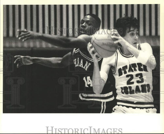 1987 Press Photo College of Staten Island Basketball game action - sia23845 - Historic Images