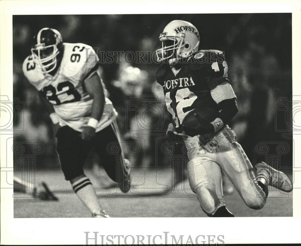 1989 Press Photo Horacio Moronta, Wagner College Football, Chases Quarterback - Historic Images