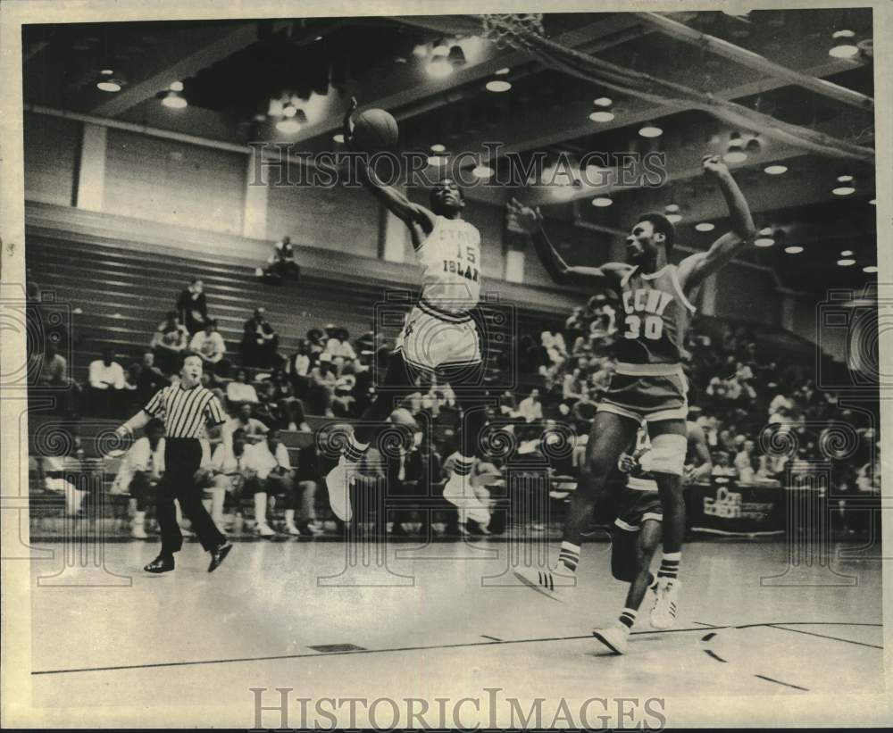 1981 Press Photo College of Staten Island Basketball game action - sia24089 - Historic Images