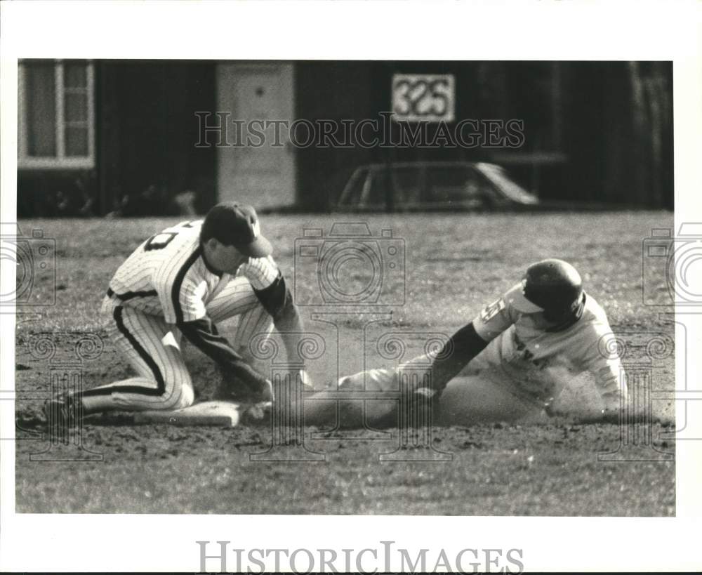 Press Photo Wagner College Baseball Billy Curatolo Tags Player Stealing Second- Historic Images