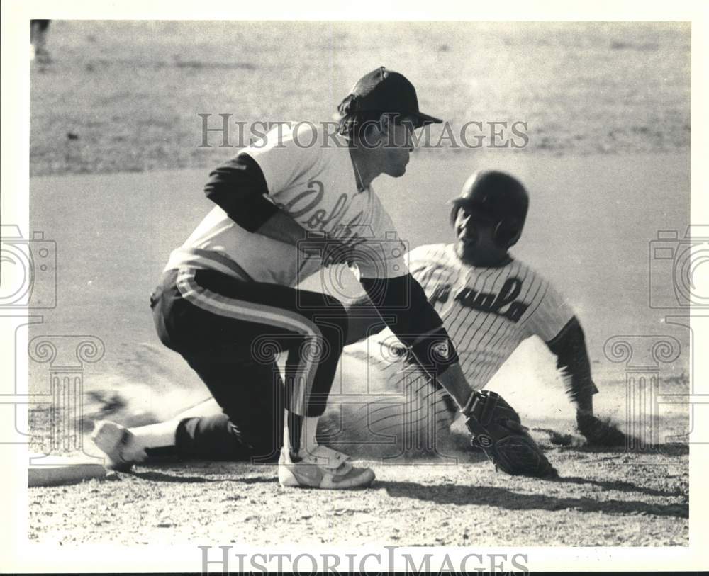 1987 Press Photo College of Staten Island Chris Pagan Misses Tag of Upsala- Historic Images