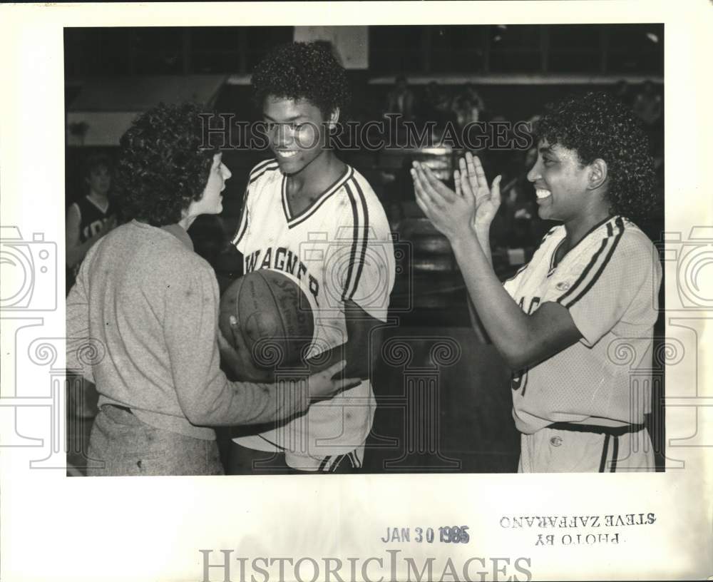 1985 Press Photo Wagner Women's Basketball teammates - sia24217- Historic Images