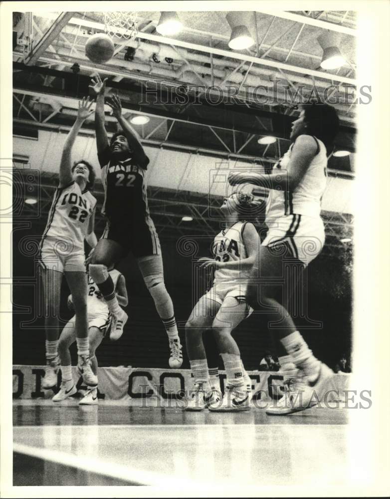 1984 Press Photo Wagner College Women&#39;s Basketball&#39;s Lisa Holoman Versus Iona- Historic Images
