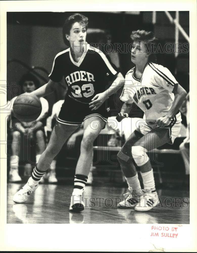 Press Photo Wagner Basketball&#39;s #10 Gerri McCormick &amp; Fister&#39;s Denise Pettito - Historic Images