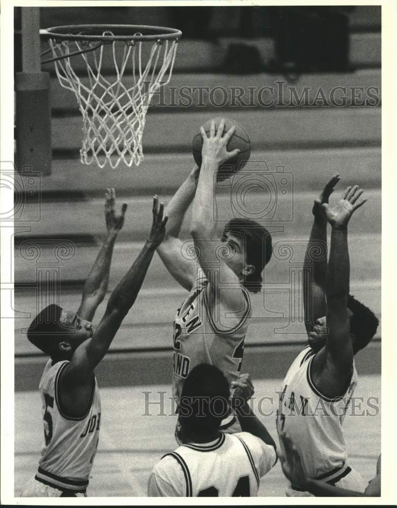 1988 Press Photo College of Staten Island Basketball&#39;s Thomas Fricke Shoots Ball- Historic Images