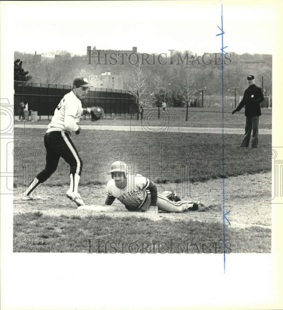 1986 Press Photo College of Staten Island Baseball&#39;s Jerry Fiesta on First Base- Historic Images