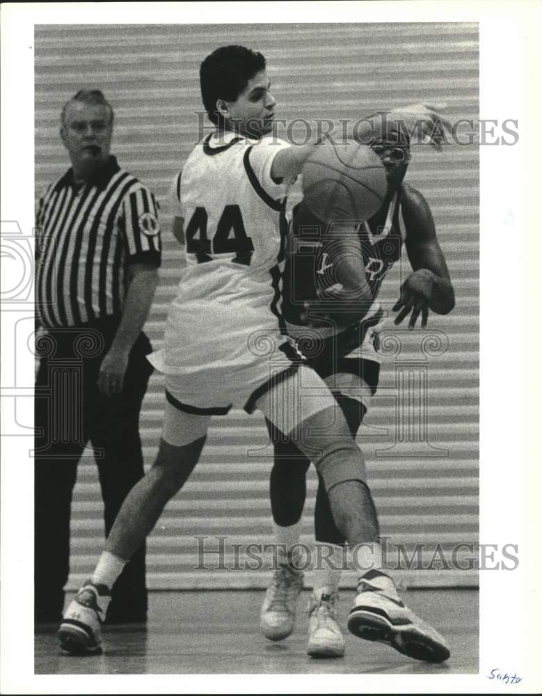 1990 Press Photo College of Staten Island Basketball #44 Blocks York Pass - Historic Images