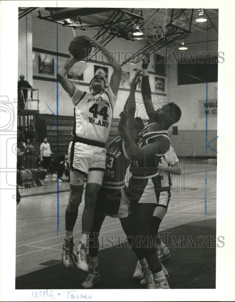 Press Photo College of Staten Island Basketball Against Medgar Evers College - Historic Images